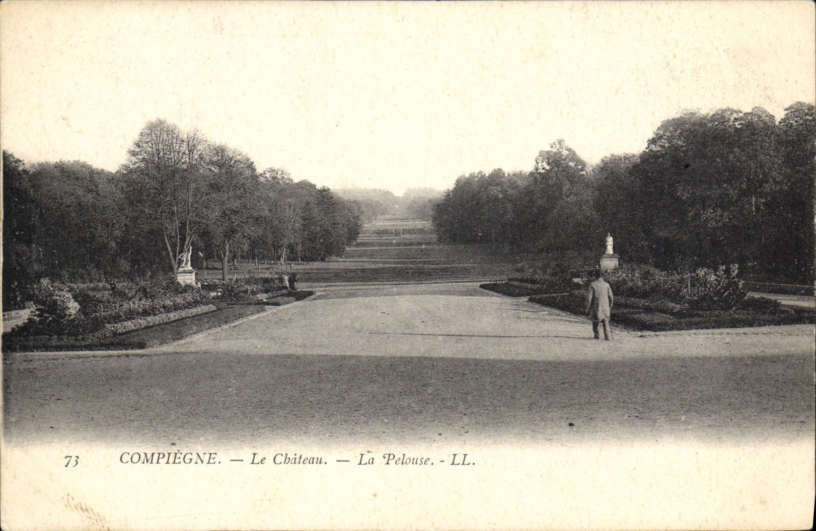 CPA Compiegne le Chateau la Pelouse 