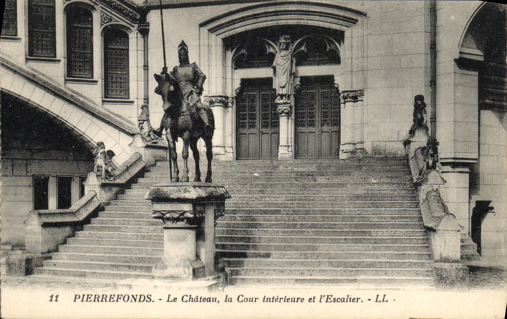 CPA Pierrefonds le Chateau la Cour Interieure et l'Escalier 