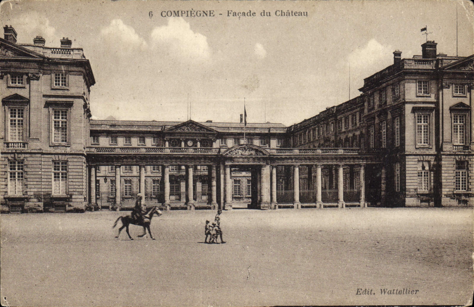 CPA Compiegne facade du Chateau 