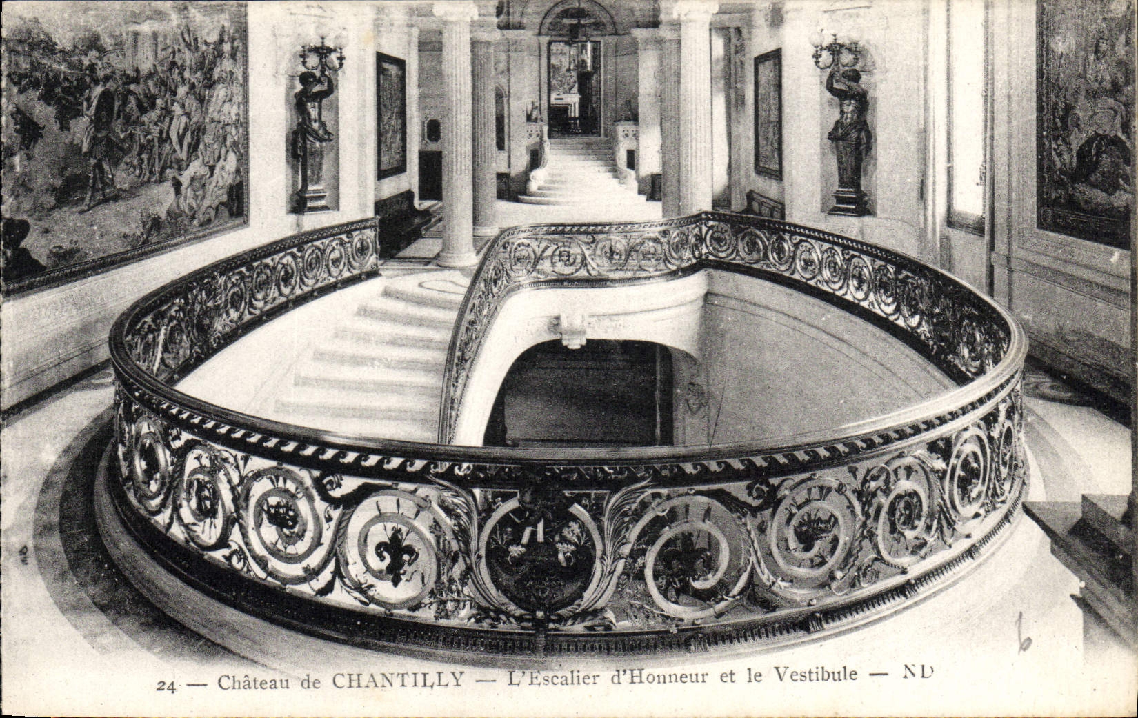 CPA Chateau de Chantilly L'Escalier d'Honneur et le Vestibule 