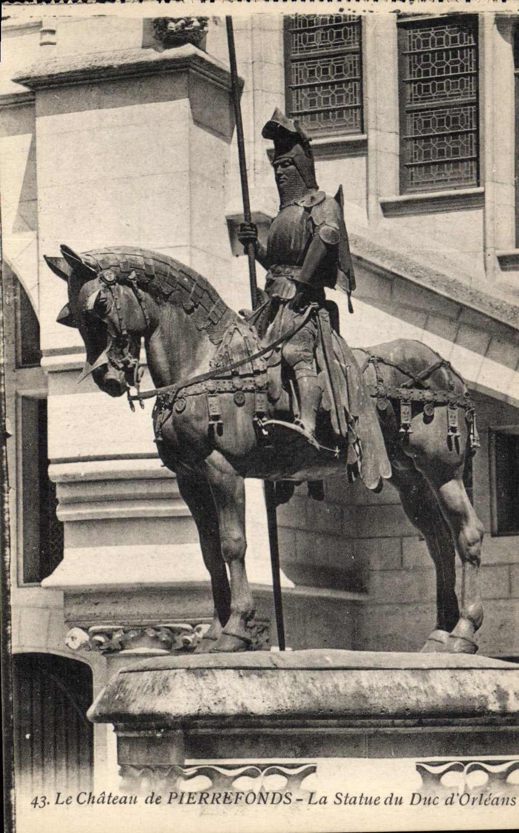 CPA Le Chateau de Pierrefonds la Statue du Duc d'Orleans