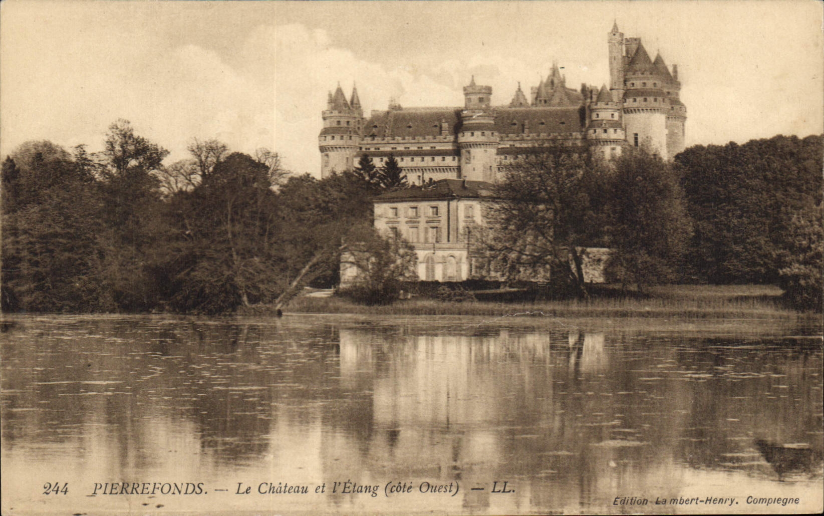 CPA Pierrefonds le Chateau et l'Etang cote Ouest
