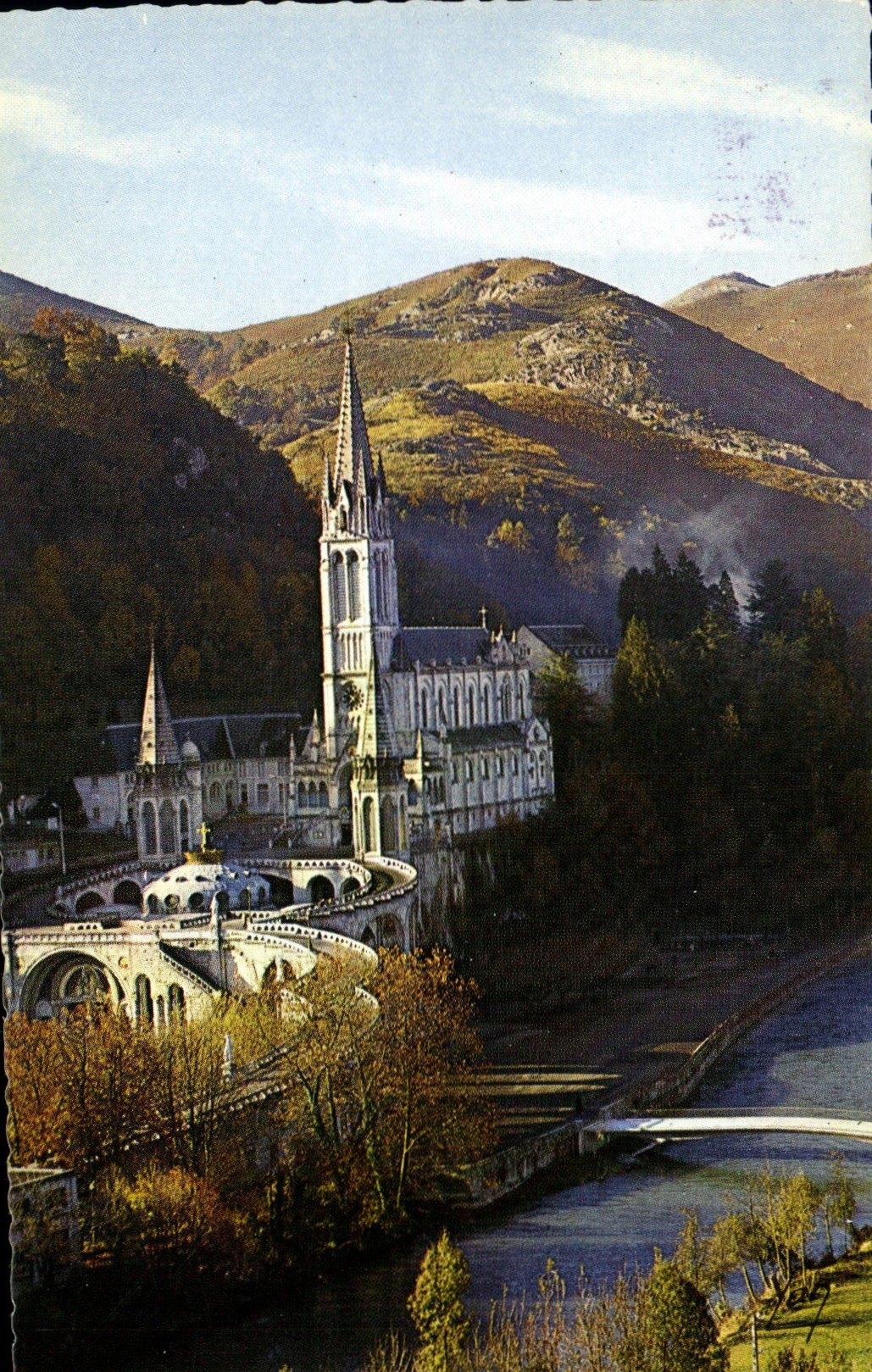 CPA Lourdes la Basilique et le Gave de Pau 