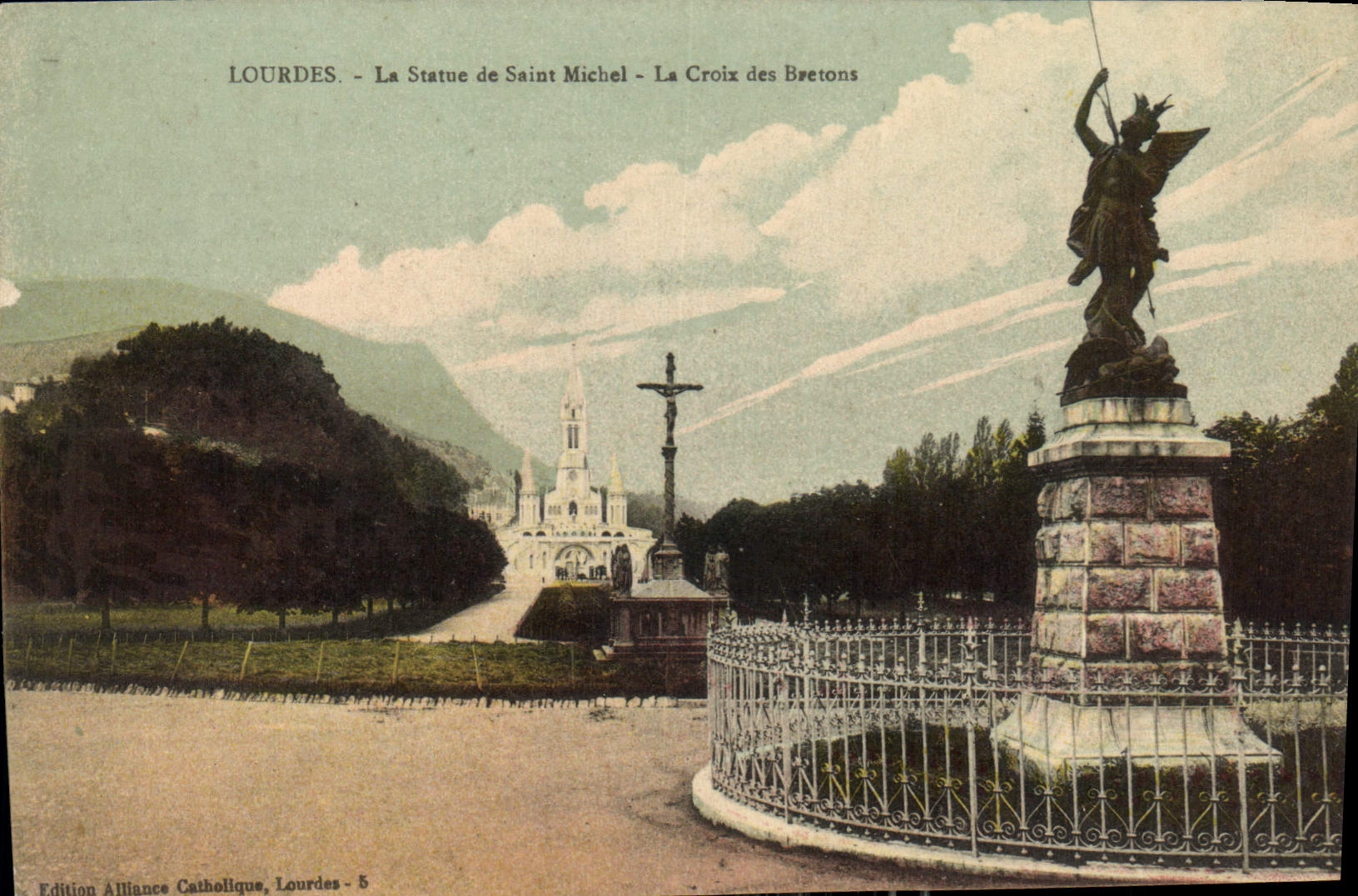 CPA Lourdes la Statue de Saint Michel la Croix des Bretons 