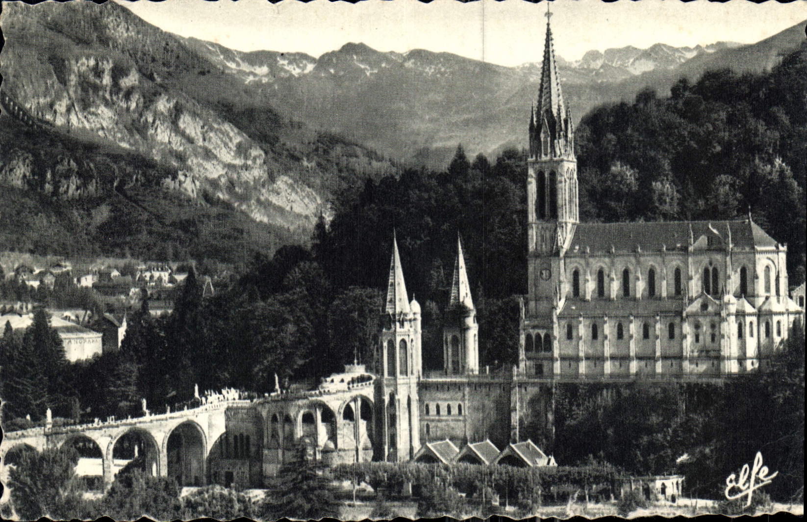CPA Lourdes Vue plongeante sur la Basilique et la vallee du Gave 