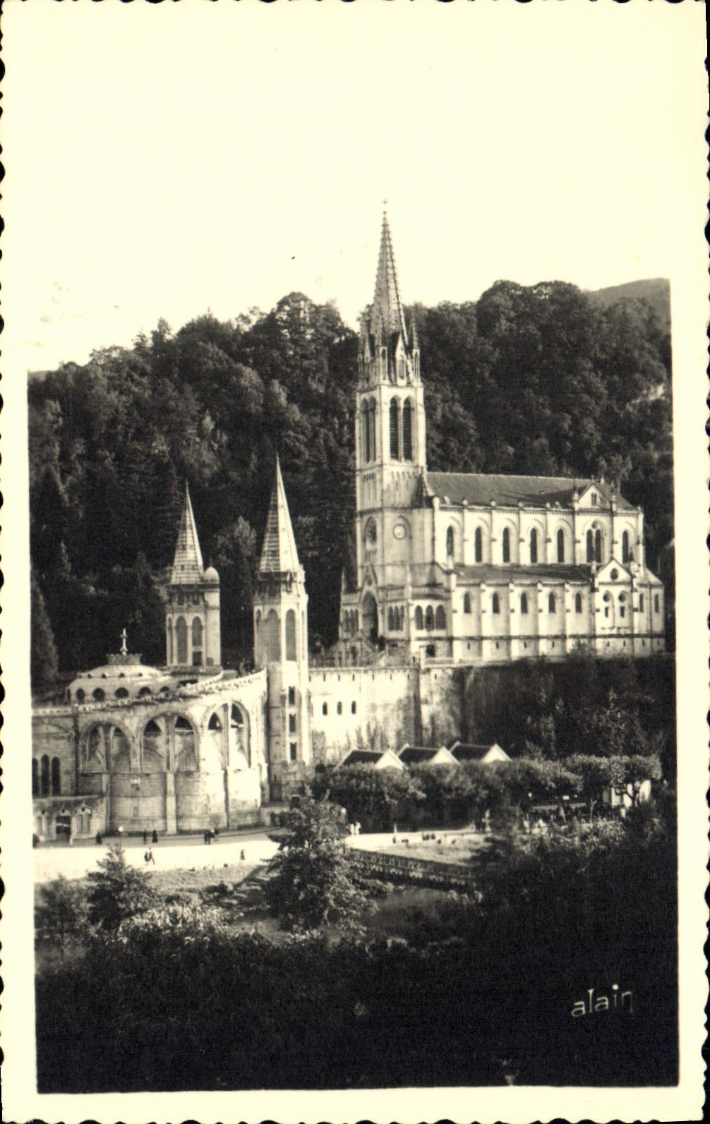 CPA Lourdes Hautes Pyrenees la Basilique 