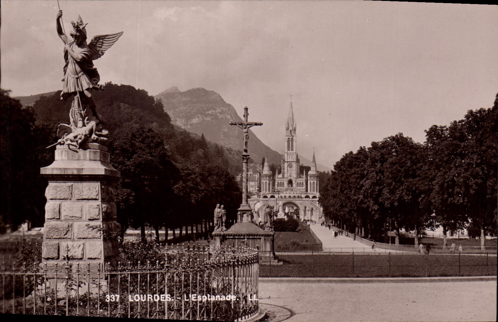 CPA Lourdes L'Esplanade 