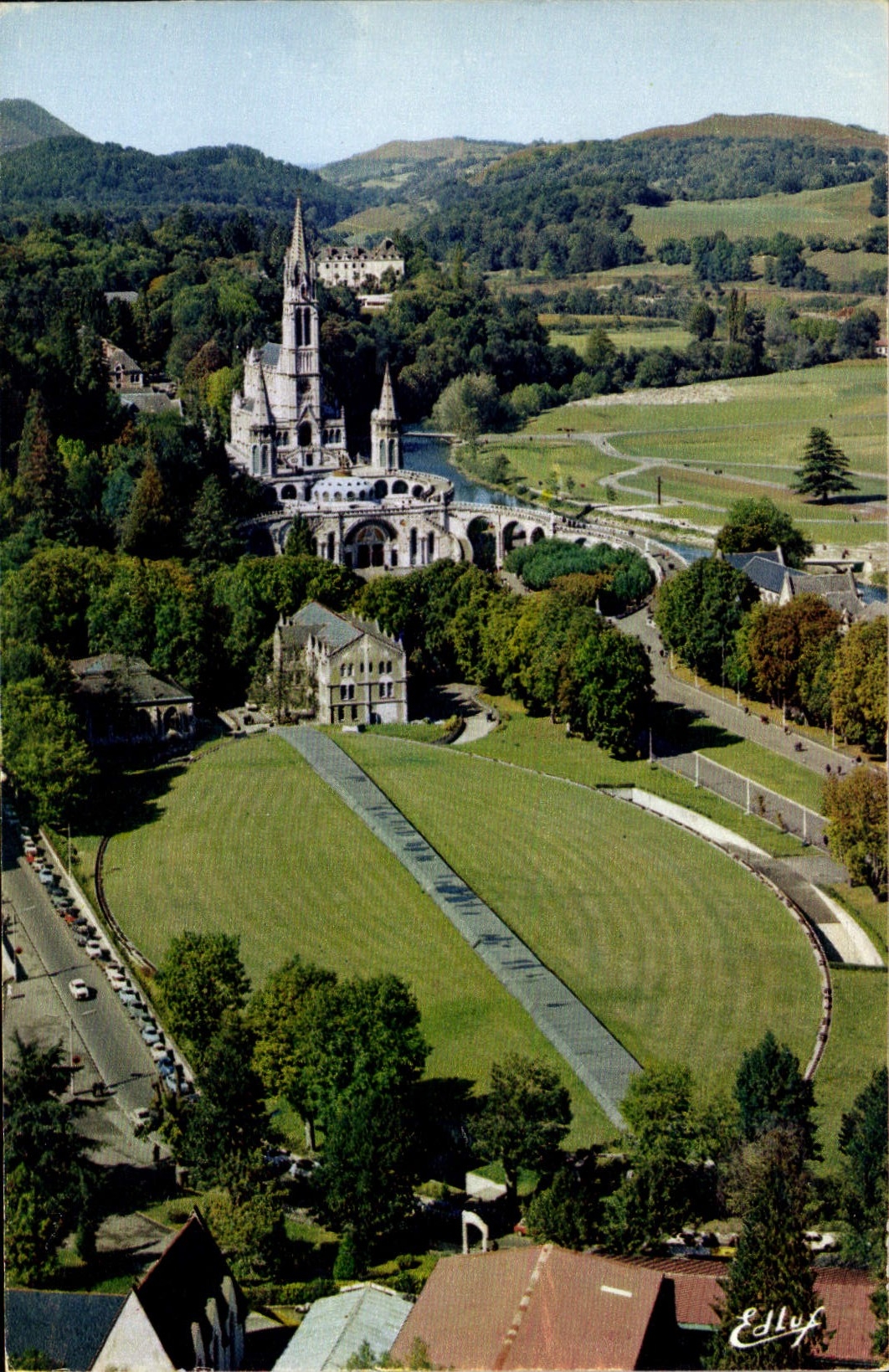CPA Lourdes la Basilique et la Basilique Souterraine St Pie 