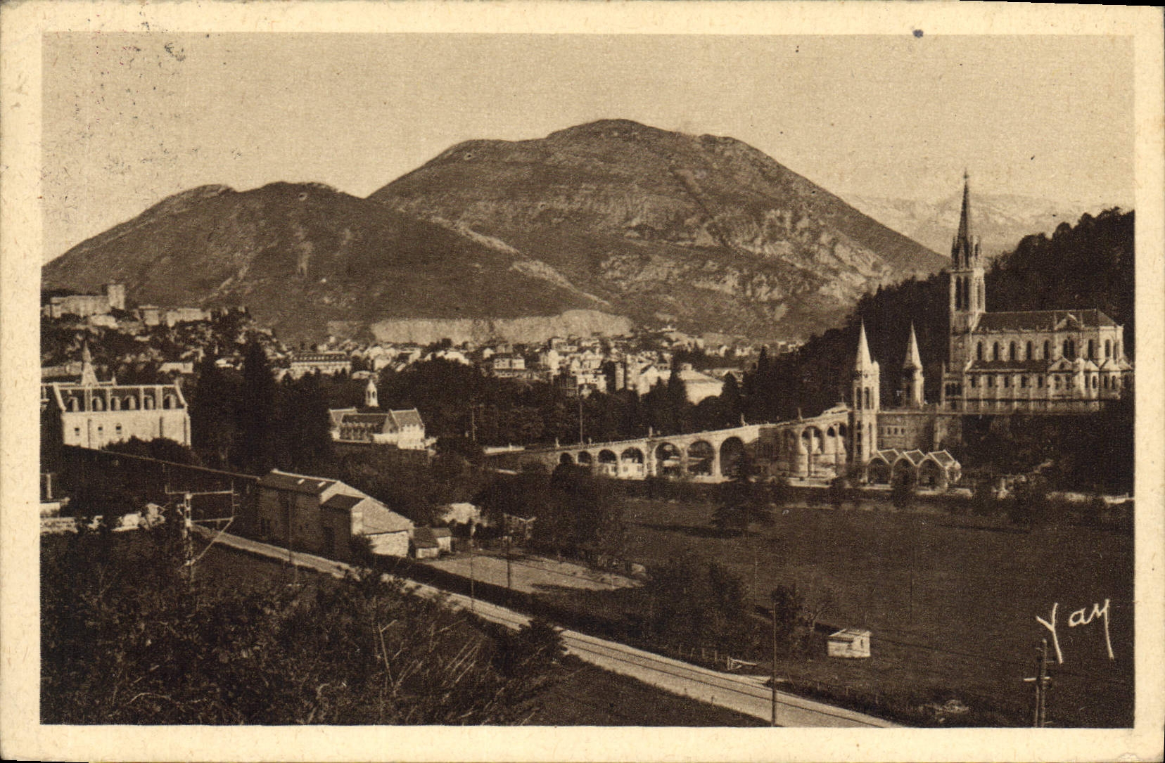 CPA Lourdes la Basilique et le Pic du Jer 