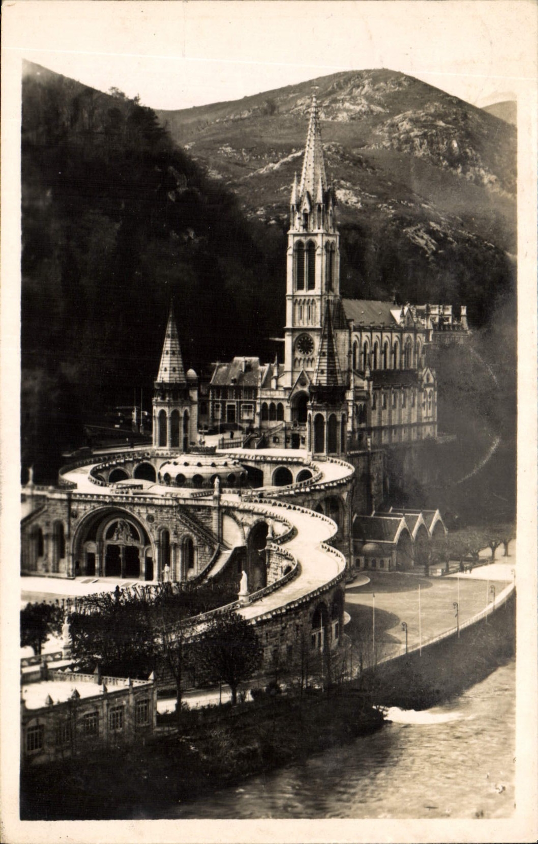 CPA Lourdes la Basilique et le Gave 