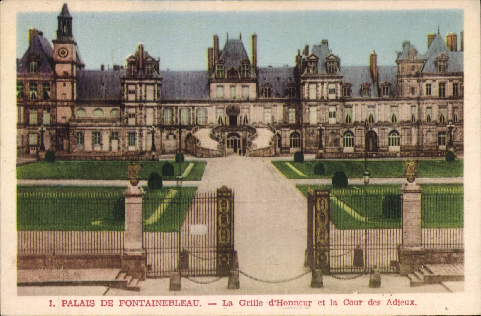 CPA Palais de Fontainebleau la Grille d'Honneur et la Cour des Adieux 