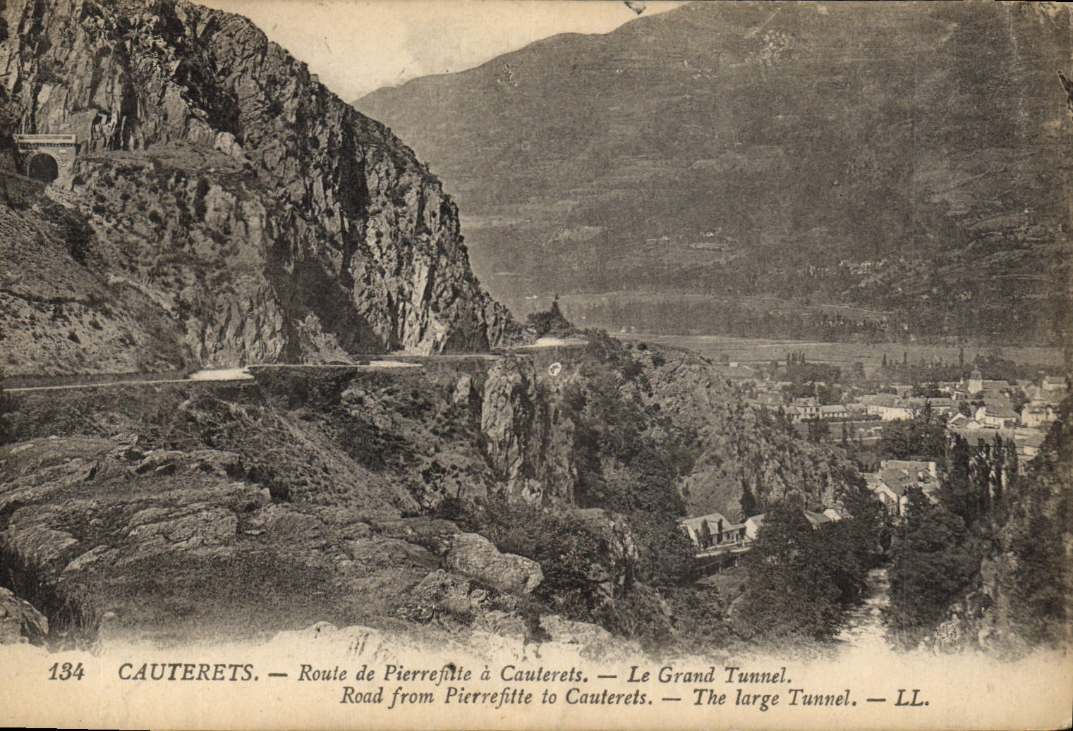 CPA Cauterets Route de Pierrefitte a Cauterets le Grand Tunnel