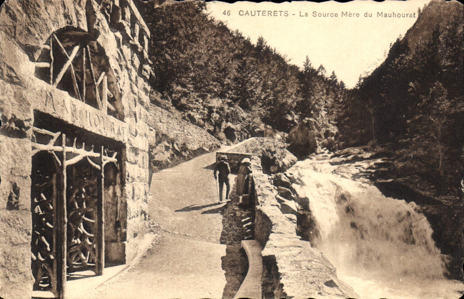 CPA Cauterets la Source Mere du Mauhourat 