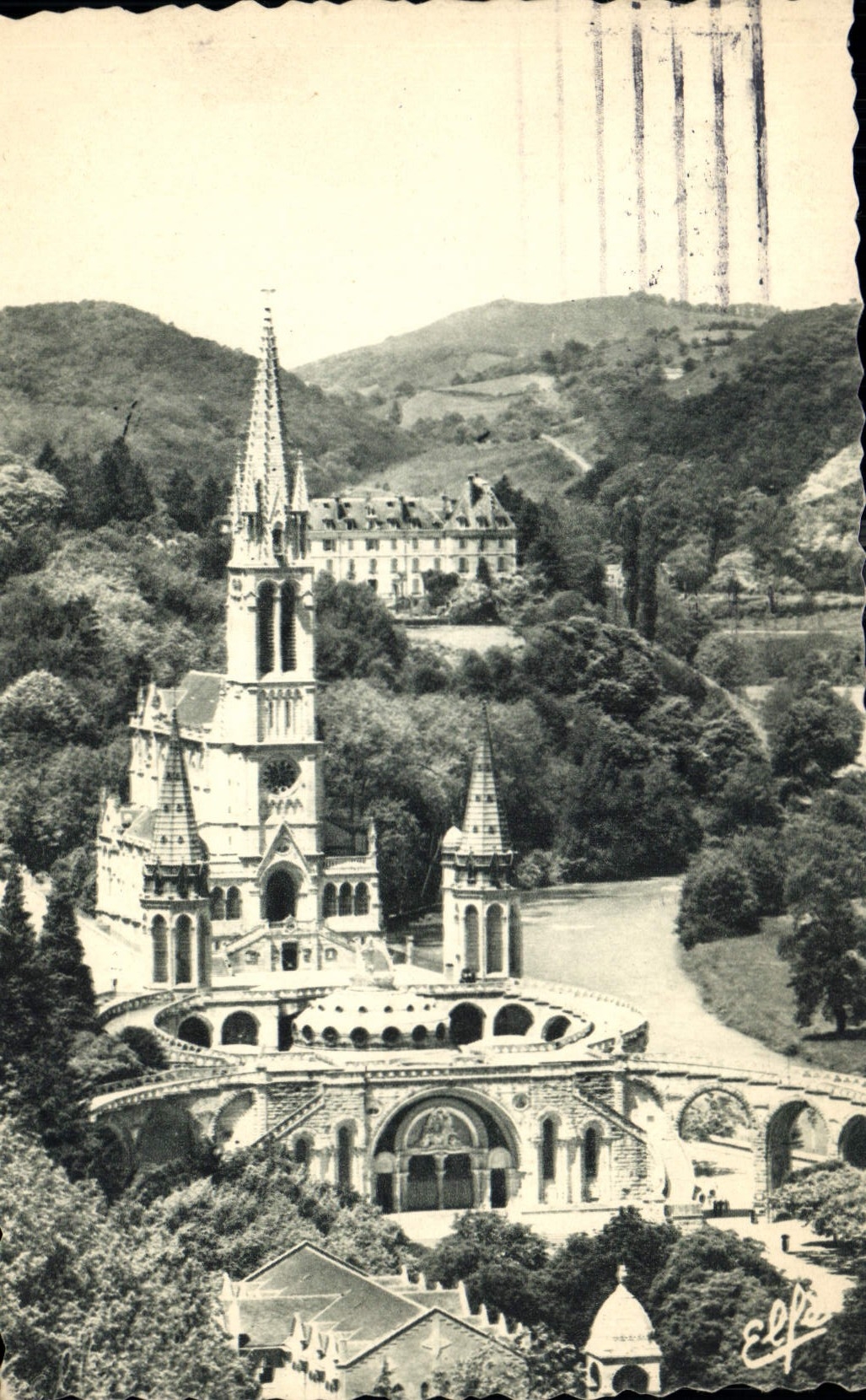 CPA Lourdes Vue plongeante sur la Basilique et la Vallee du Gave 