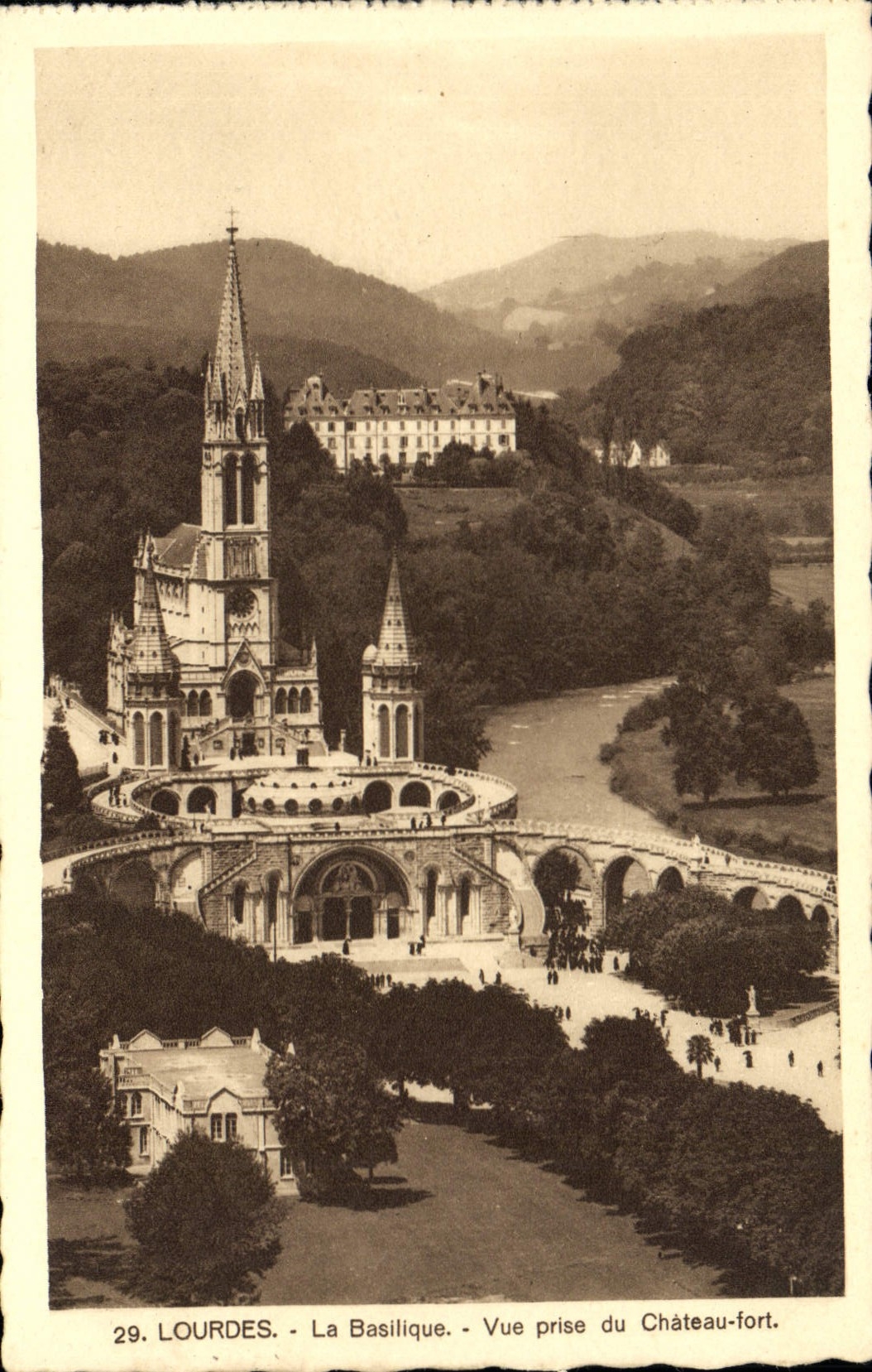 CPA Lourdes la Basilique Vue prise du Chateau Fort 