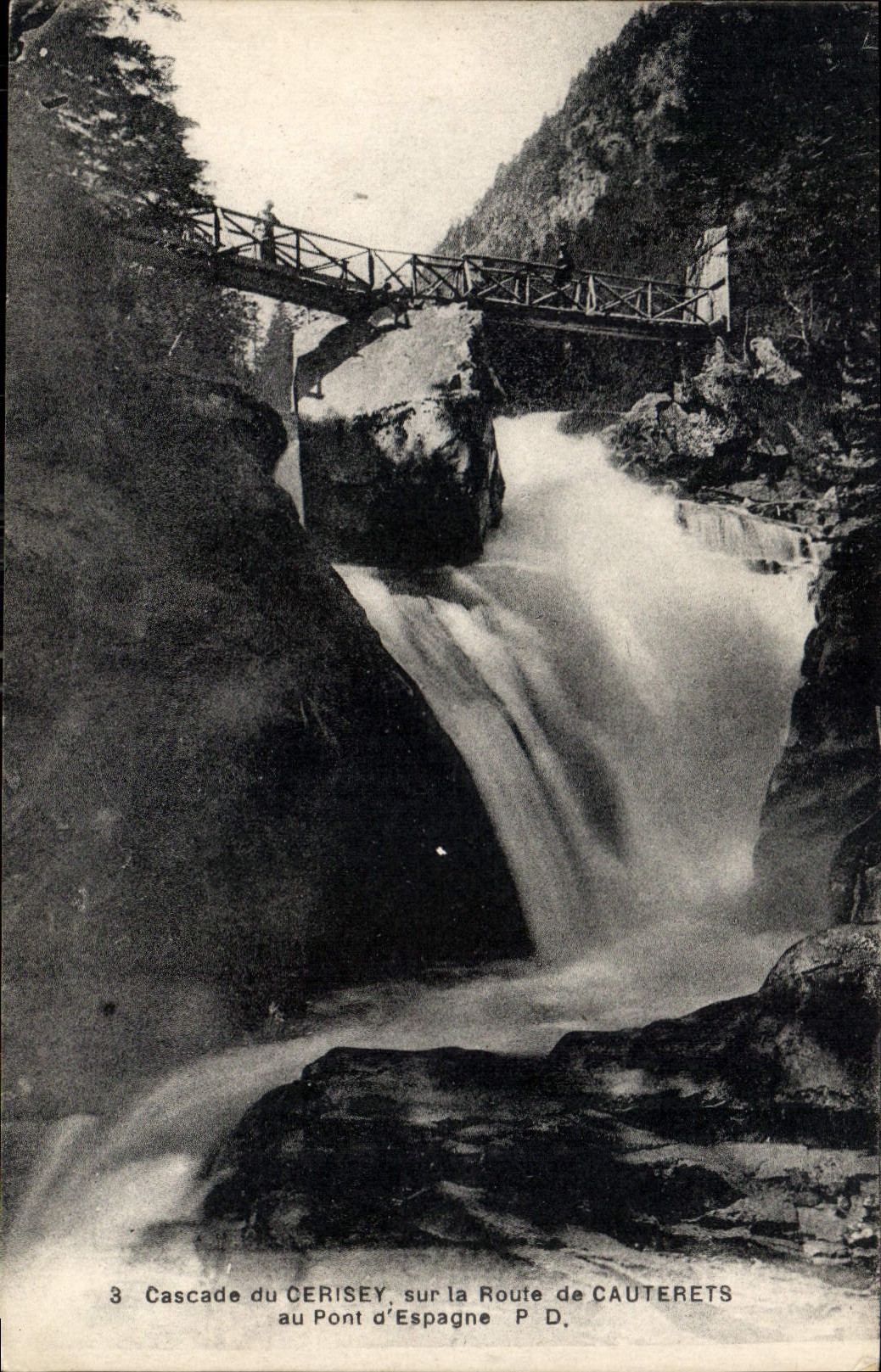 CPA Cascade du Cerisey sur la Route de Cauterets au Pont d'Espagne 