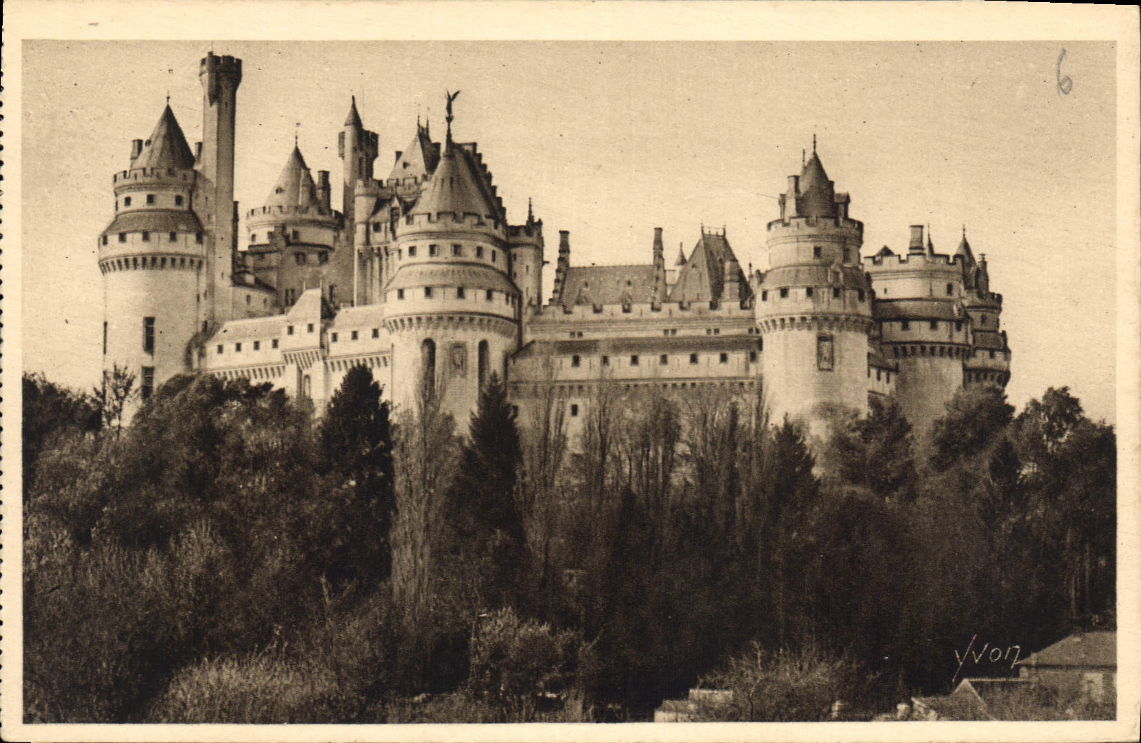 CPA La Douce France Chateau de Pierrefonds Oise Cote Est