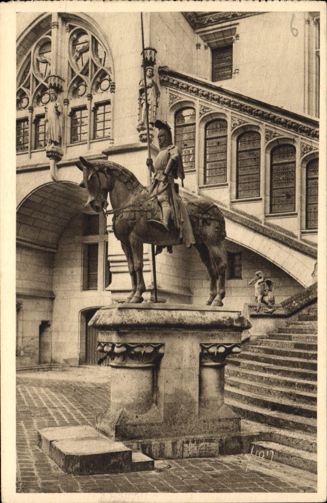 CPA La Douce France Chateau de Pierrefonds Oise Statue du Duc 'Orleans 