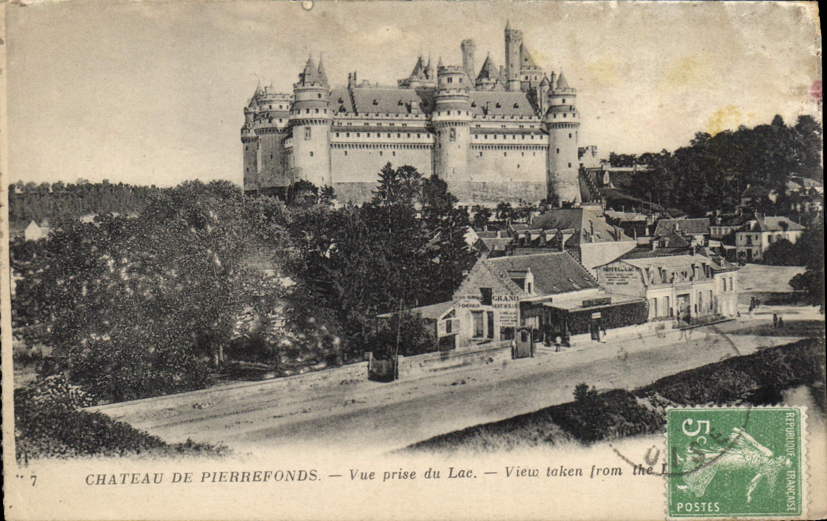 CPA Chateau de Pierrefonds Vue prise du Lac 