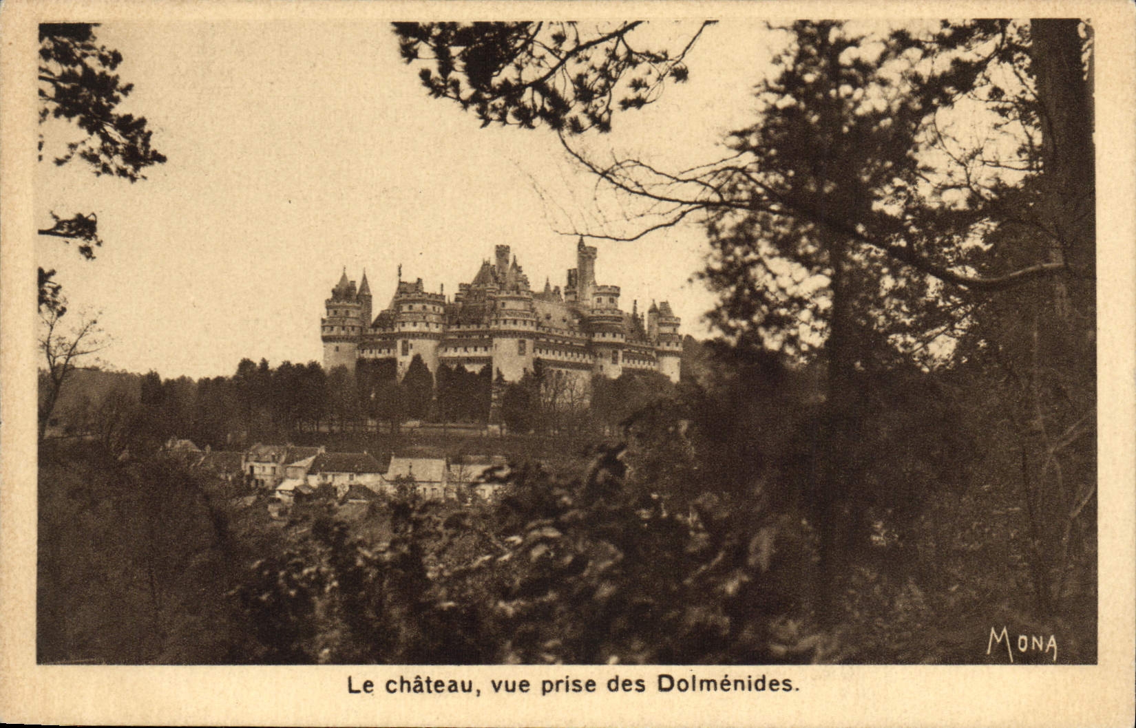 CPA Le Chateau vue prise des Dolmenides