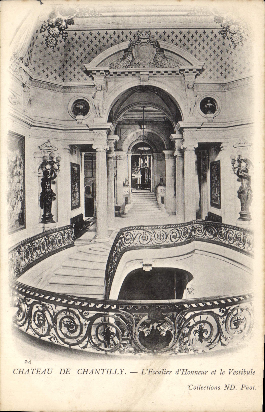 CPA Chateau de Chantilly L'Escalier d'Honneur et le Vestibule