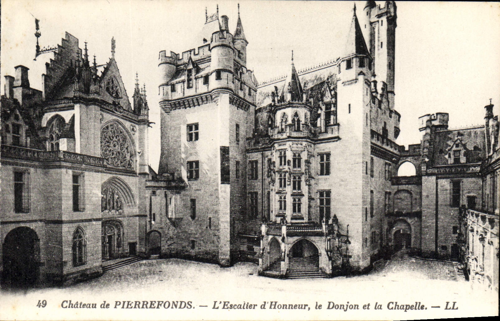 CPA Chateau de Pierrefonds L'Escalier d'Honneur le Donjon et la Chapelle 