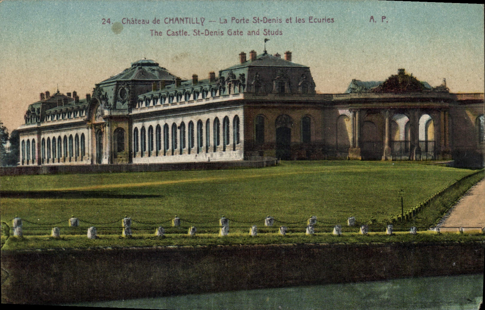 CPA Chateau de Chantilly La Porte St Denis et les Ecuries 