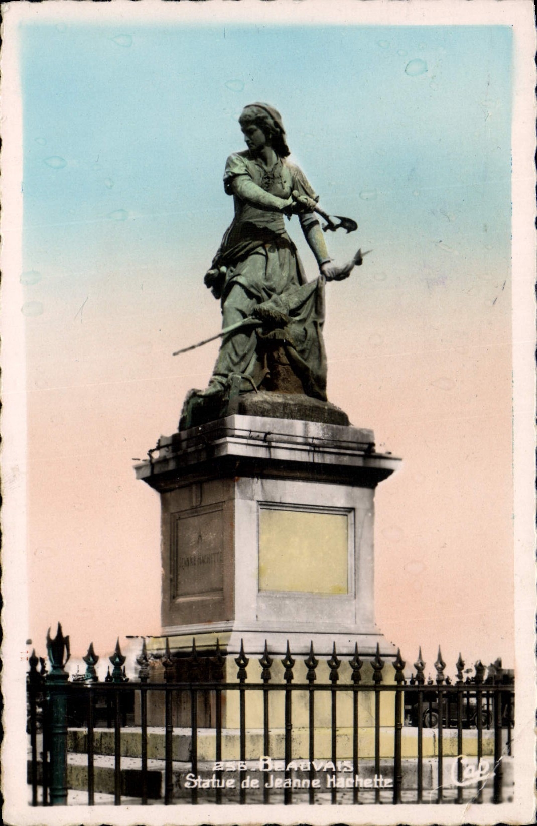 CPA Beauvais Statue de Jeanne Hachette