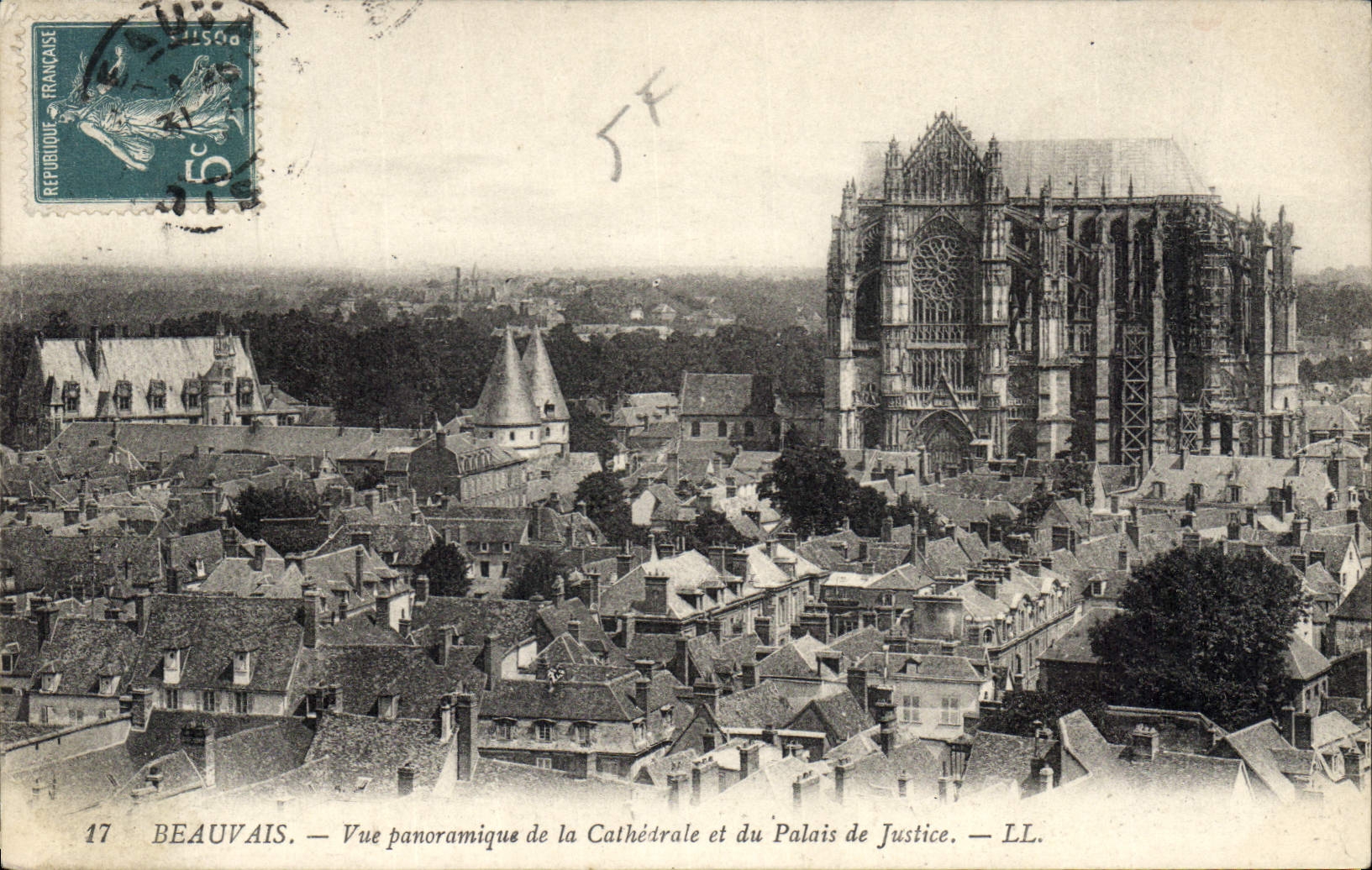 CPA Beauvais Vue panoramique de la Cathedrale et du Palais de Justice