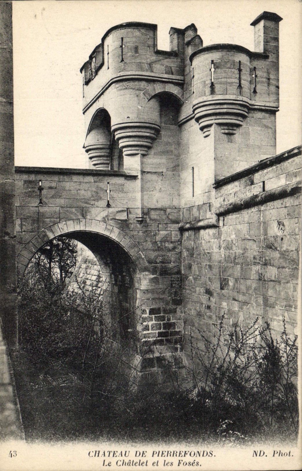 CPA Chateau de Pierrefonds Le Chatelet et les Foses