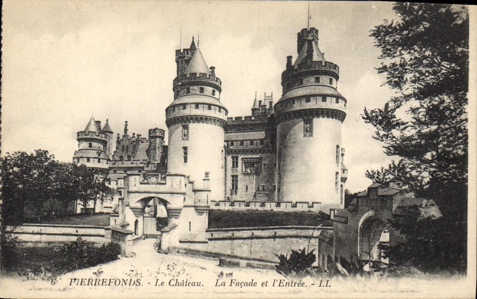 CPA Pierrefonds Le Chateau La Facade et l'Entree