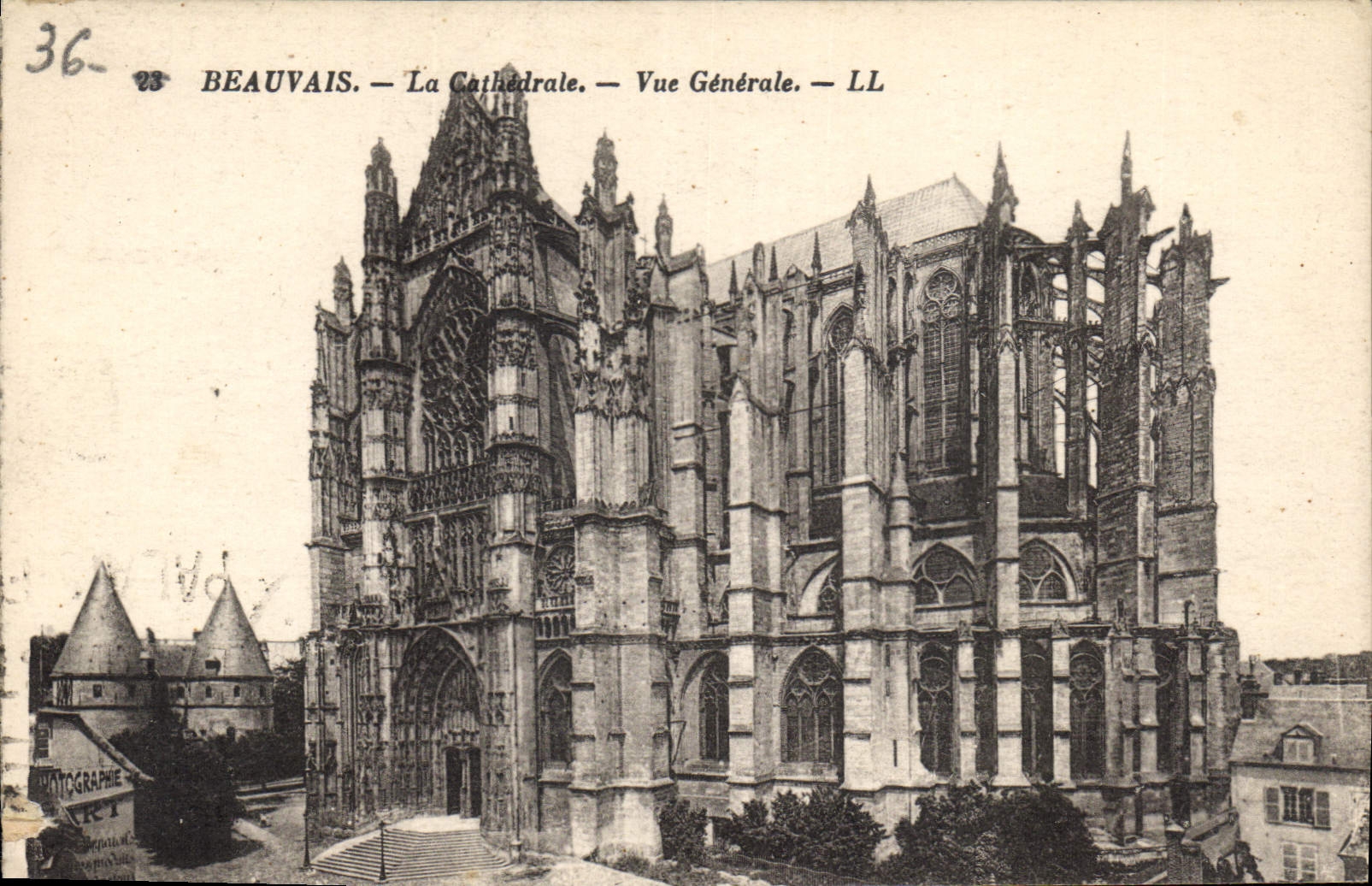 CPA Beauvais La Cathedrale Vue Generale
