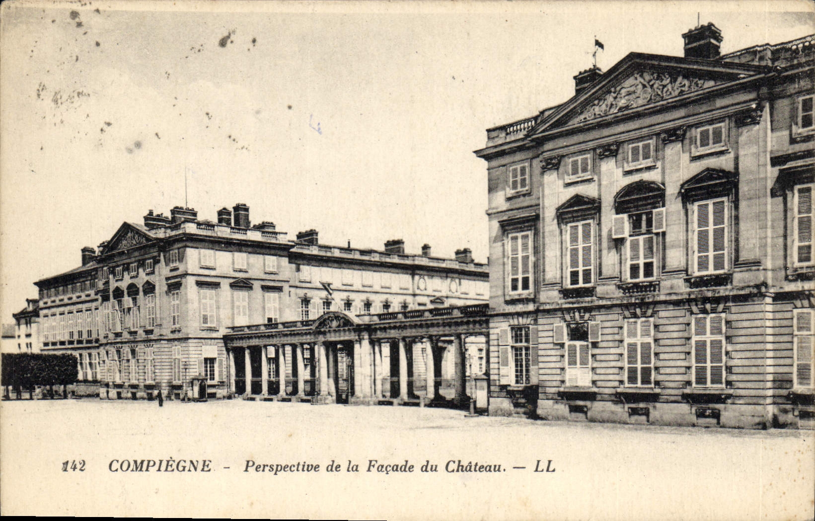 CPA Compiegne Perspective de la Facade du Chateau