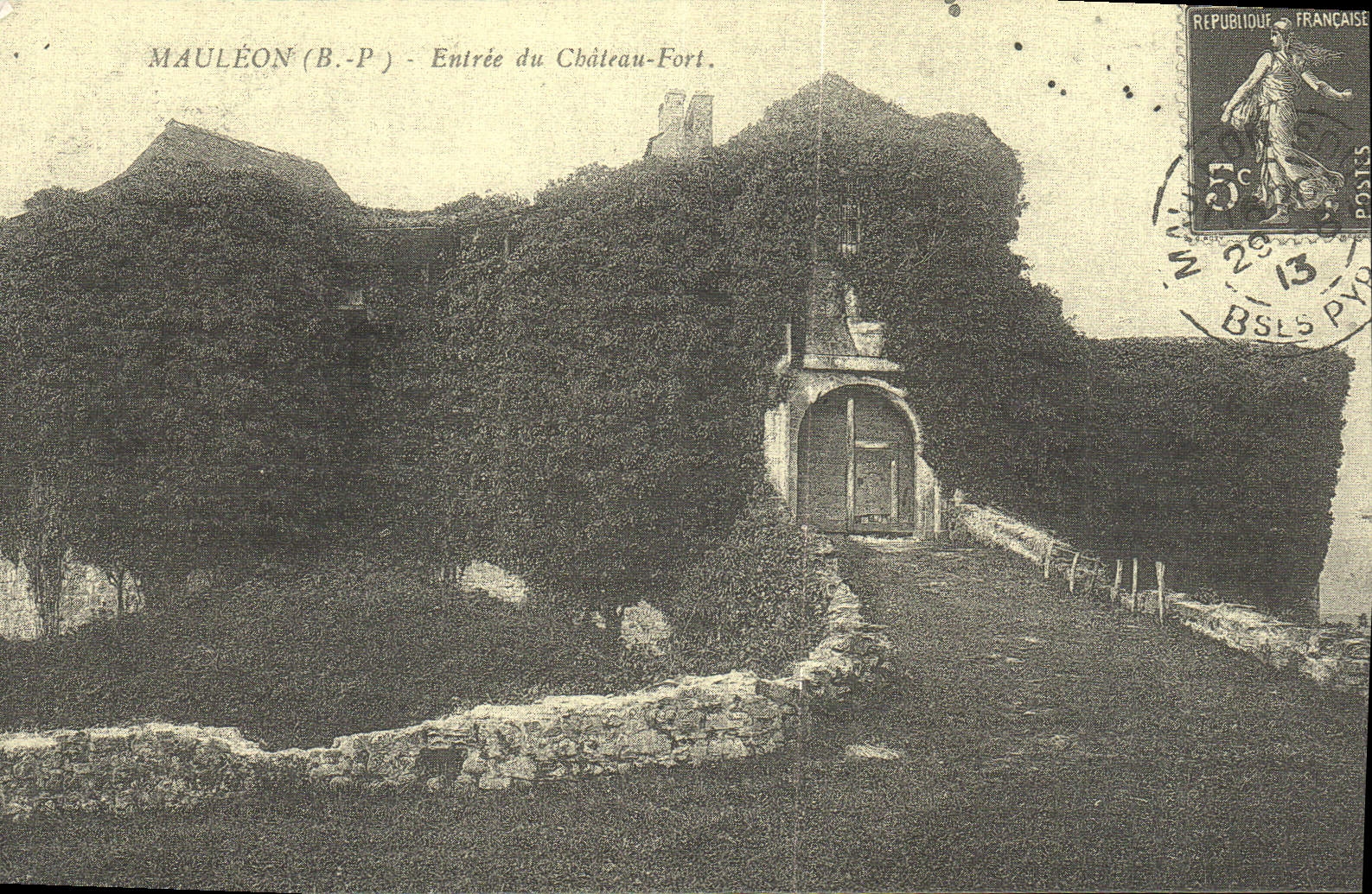 REPRO Mauleon B P Entree du Chateau Fort