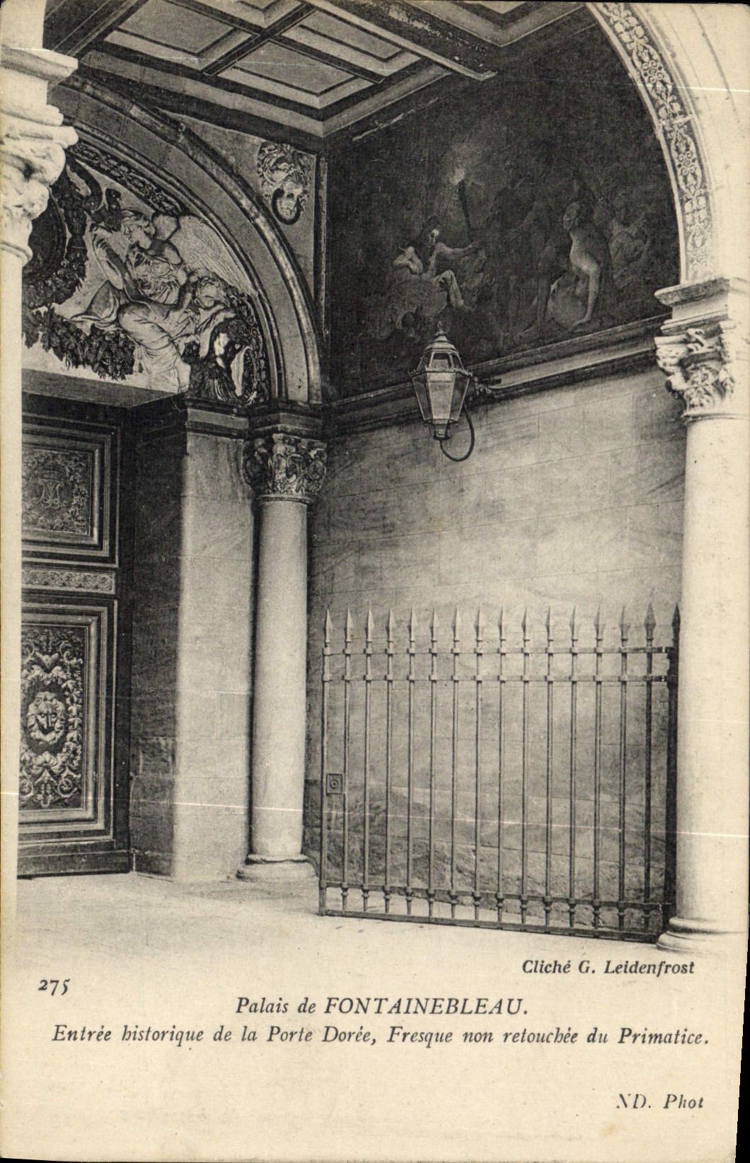 CPA Palais de Fontainebleau Entree historique de la Porte Doree Fresque non retouchee du Primatice 