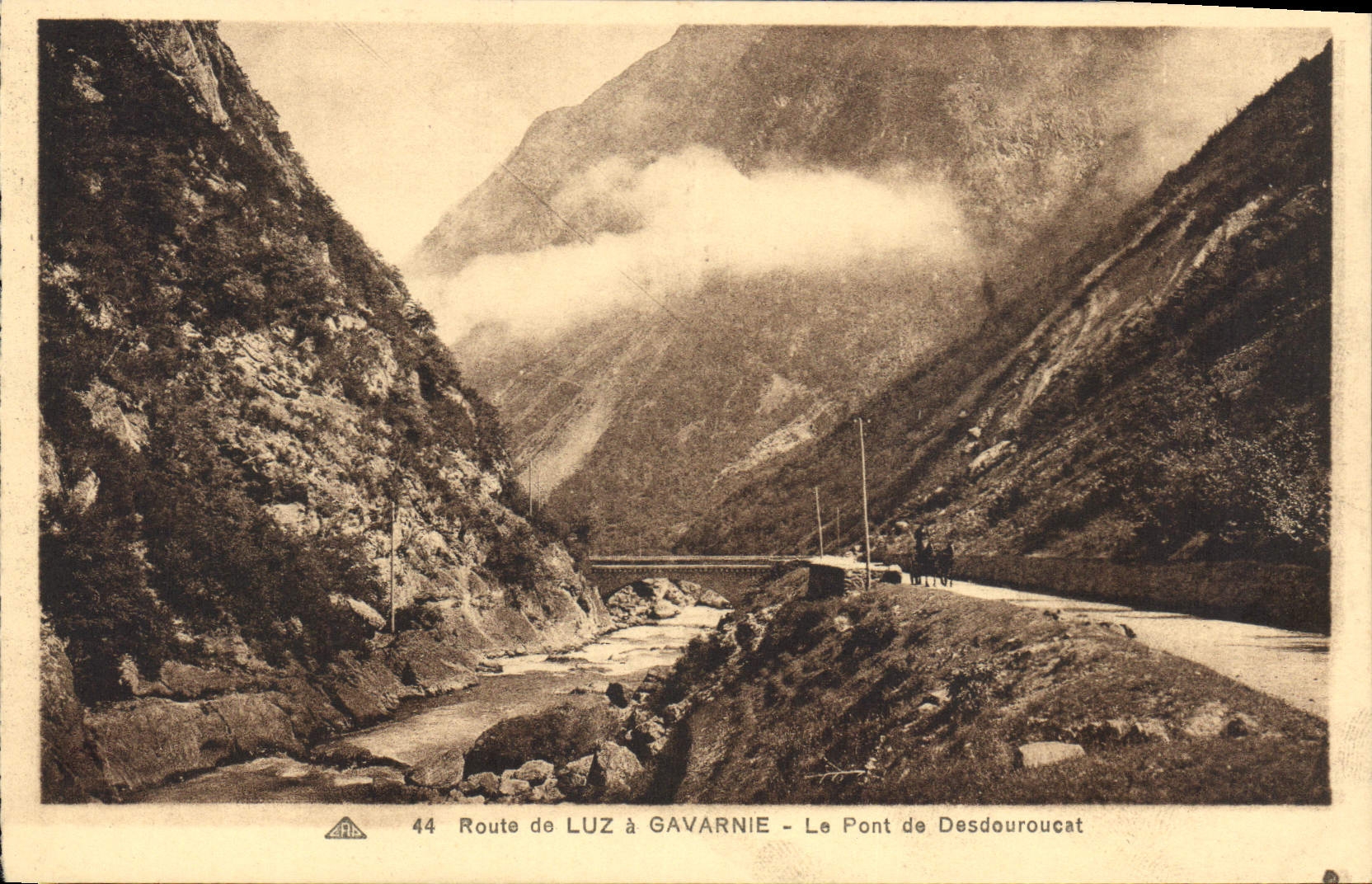 CPA Route de Luz a Gavarnie Le Pont de Desdouroucat 