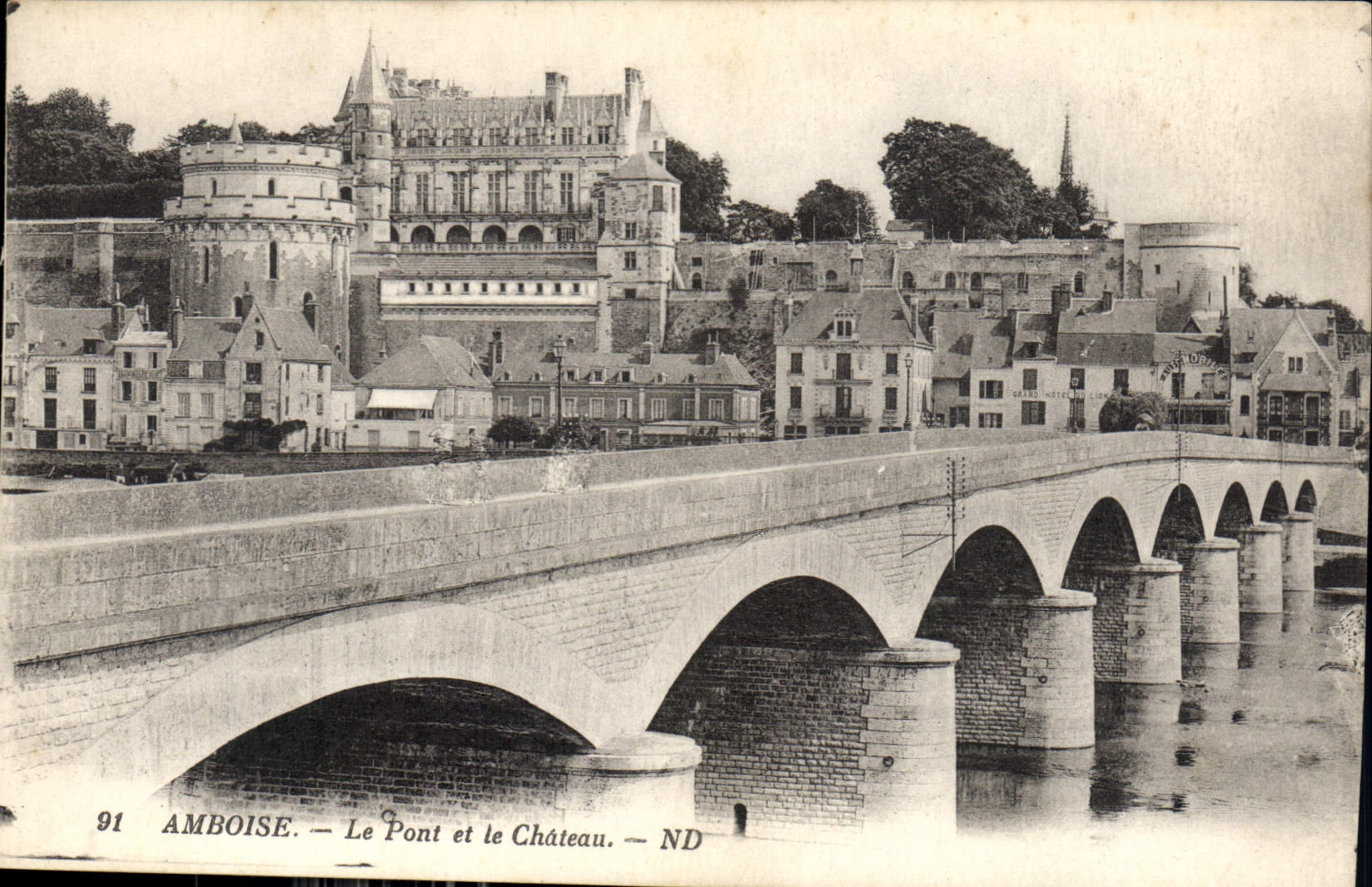 CPA Amboise Le Pont et le Chateau 