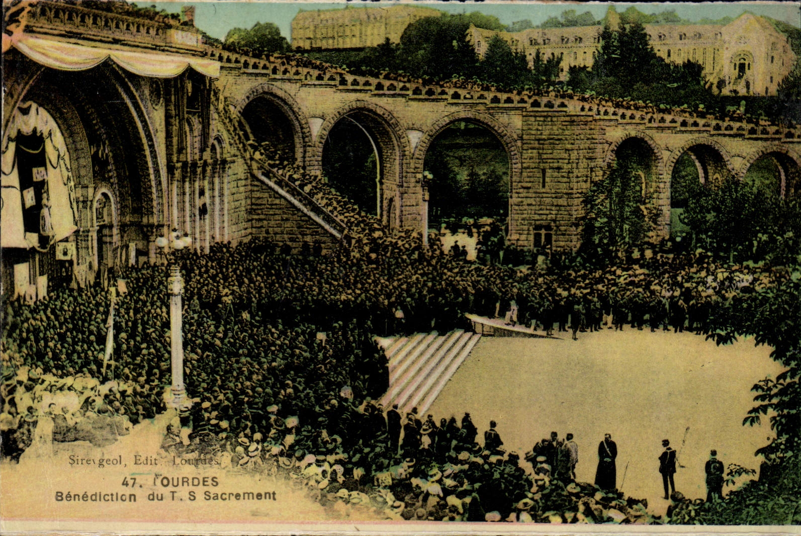 CPA Lourdes Benediction du T S Sacrement 