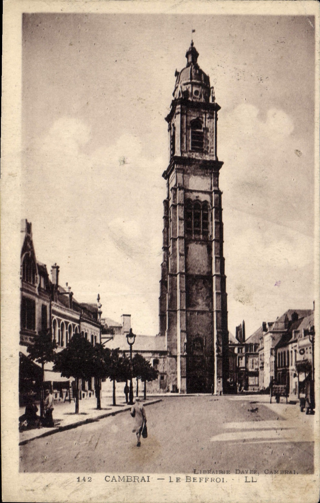 CPA Cambrai Le Beffroi 