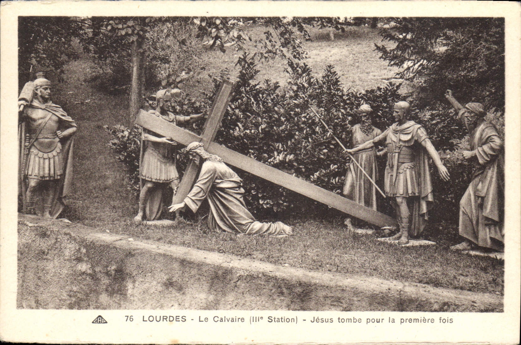 CPA Lourdes Le Calvaire Jesus tombe pour la premiere fois 