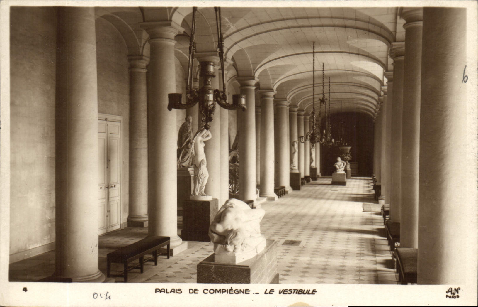 CPA Palais de Compiegne Le Vestibule 