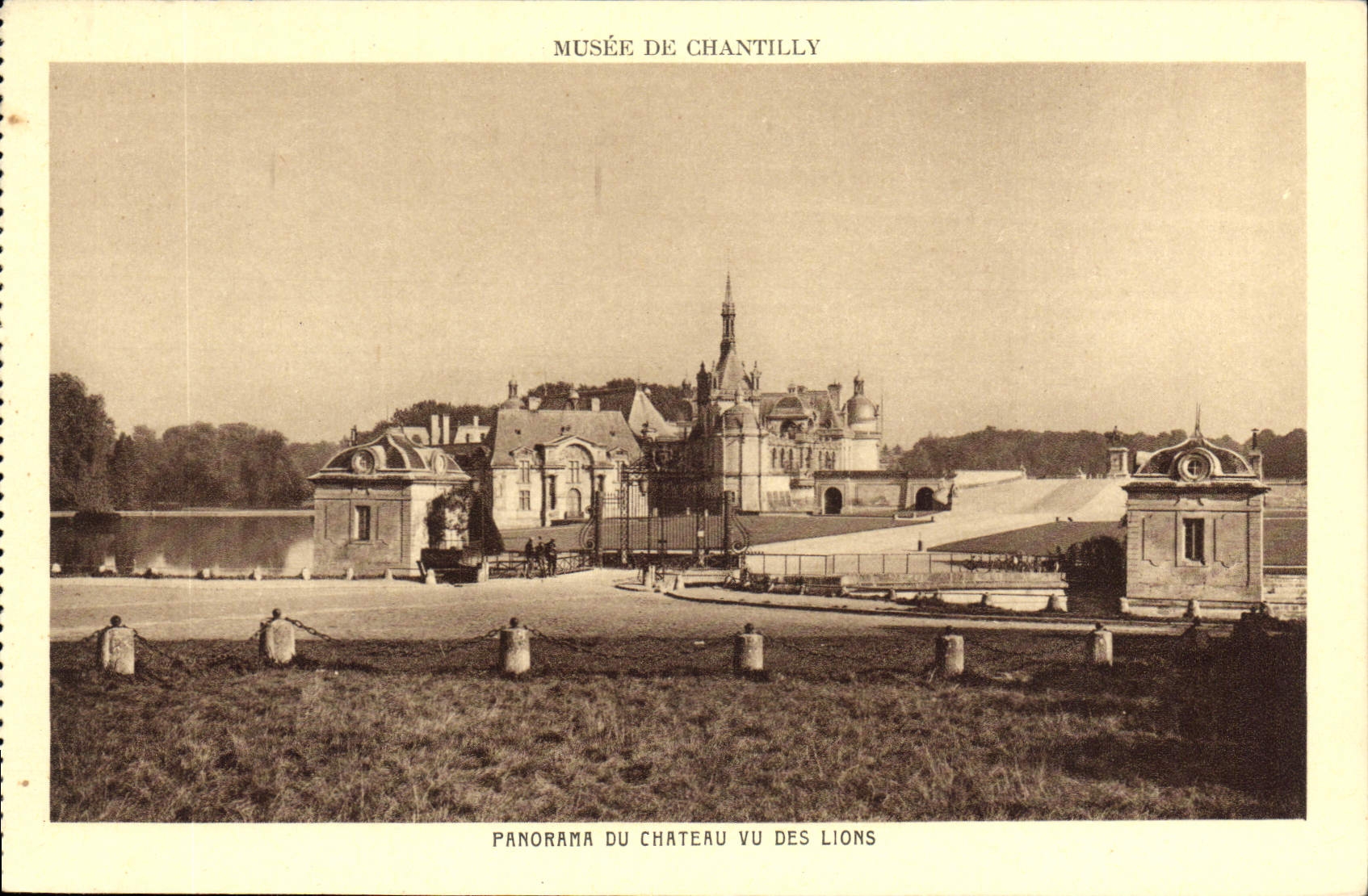 CPA Musee de Chatilly Panorama du Chateau vu des Lions