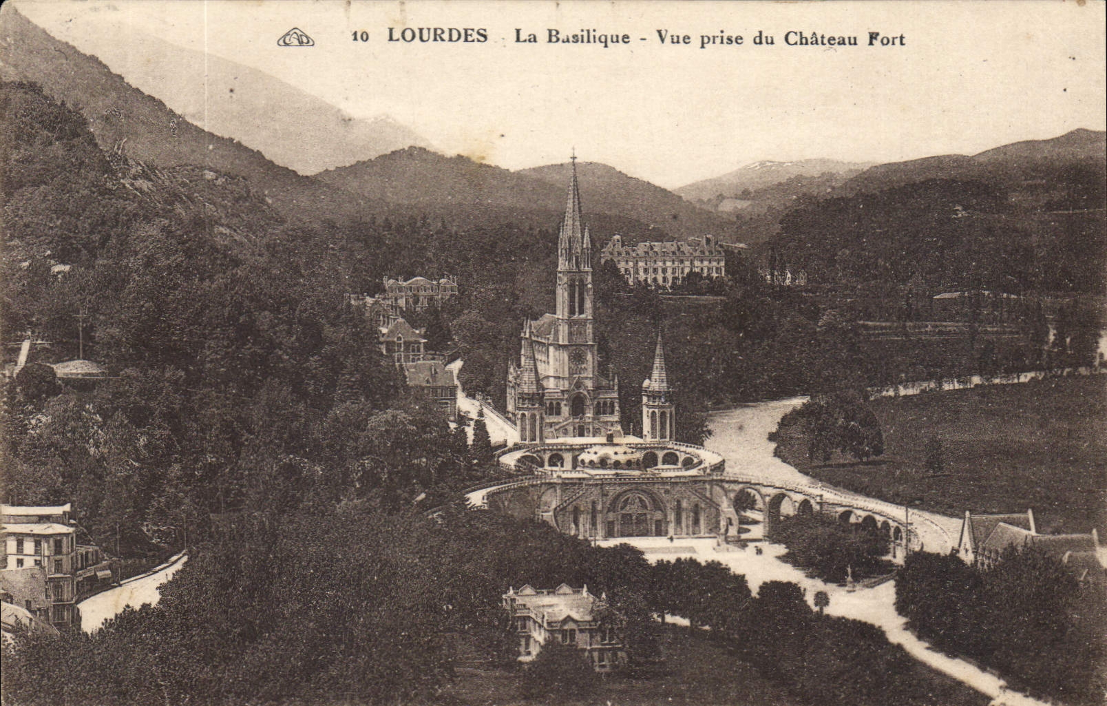 CPA Lourdes La Basilique Vue prise du chateau Fort 