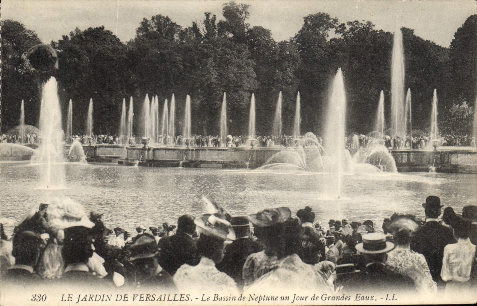 CPA Le Jardin de Versailles Le Bassin de Neptune un Jour de Grandes Eaux 