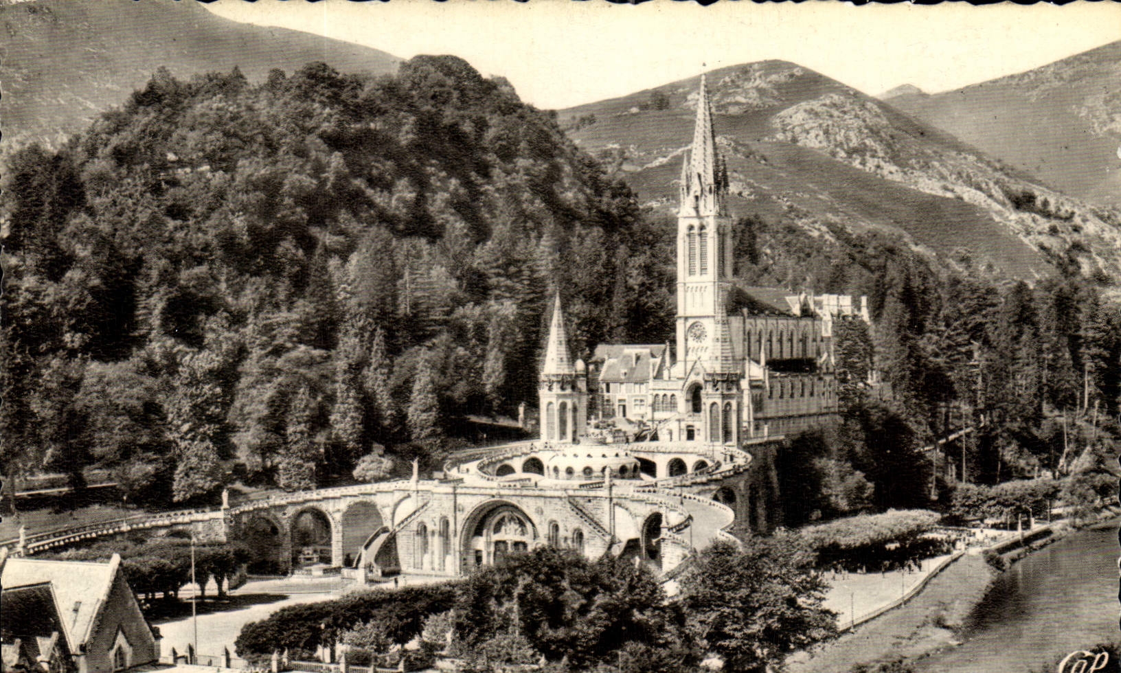CPA Lourdes La Basilique et le Gave 