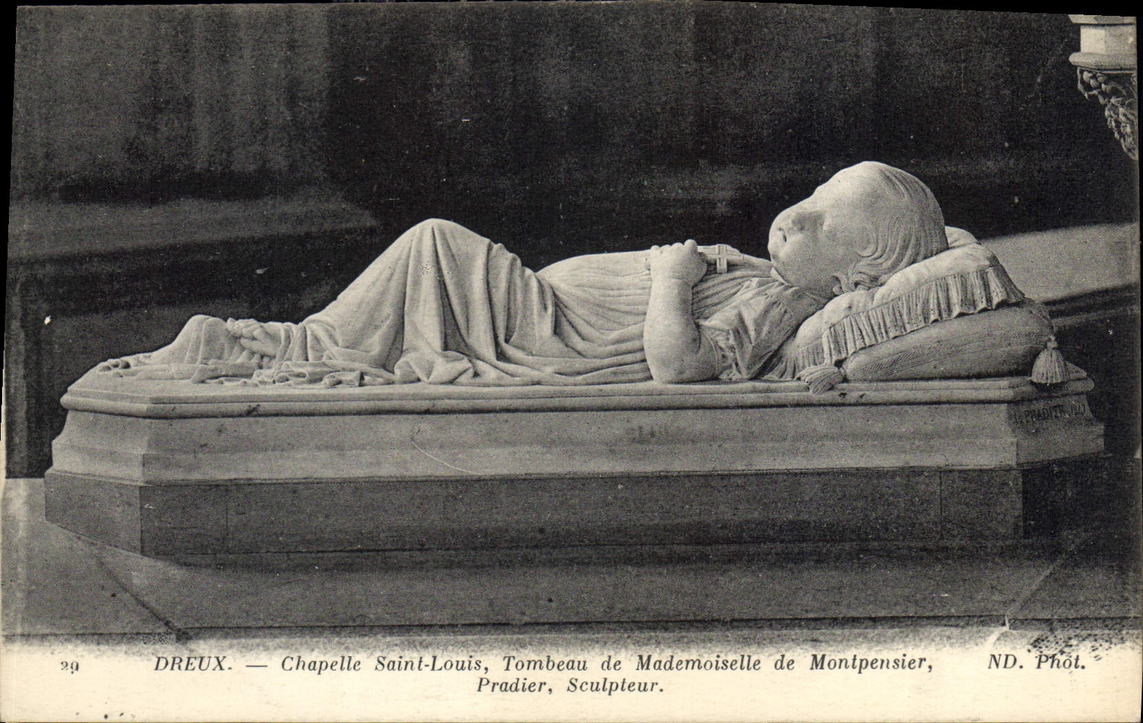CPA Dreux Chapelle Saint Louis Tombeau de Mademoiselle de Montpensier Pradier Sculpteur 