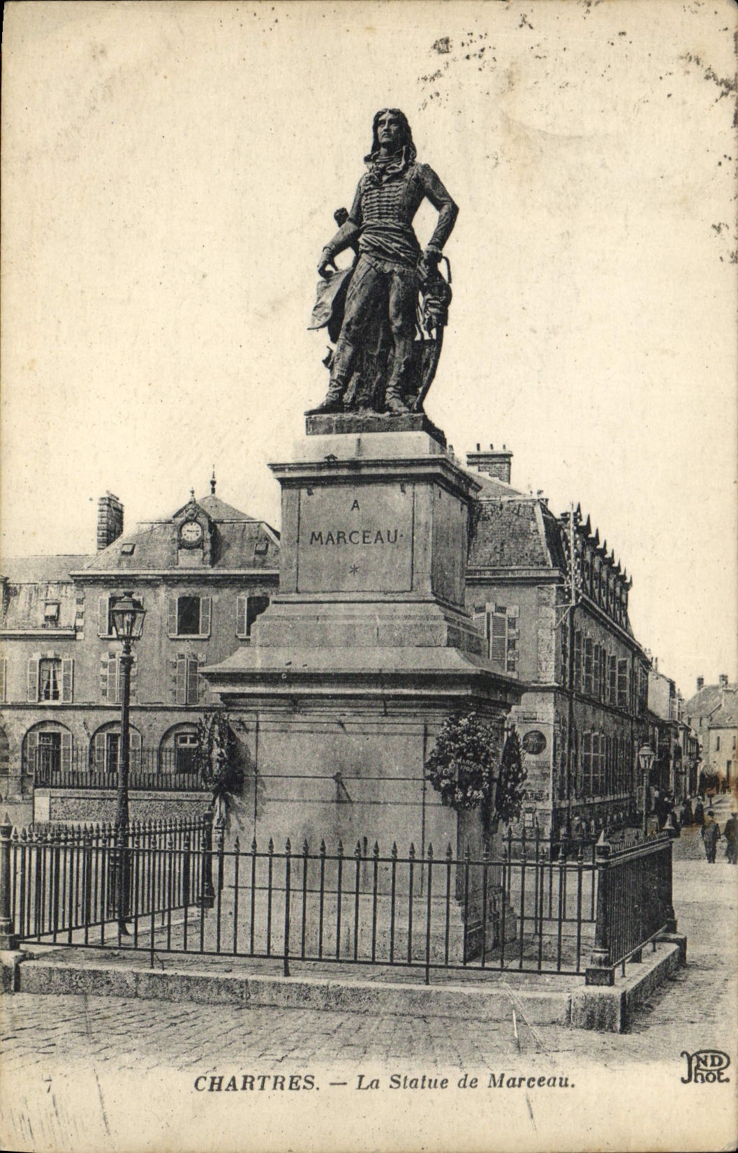 CPA Chartres La Statue de Marceau 