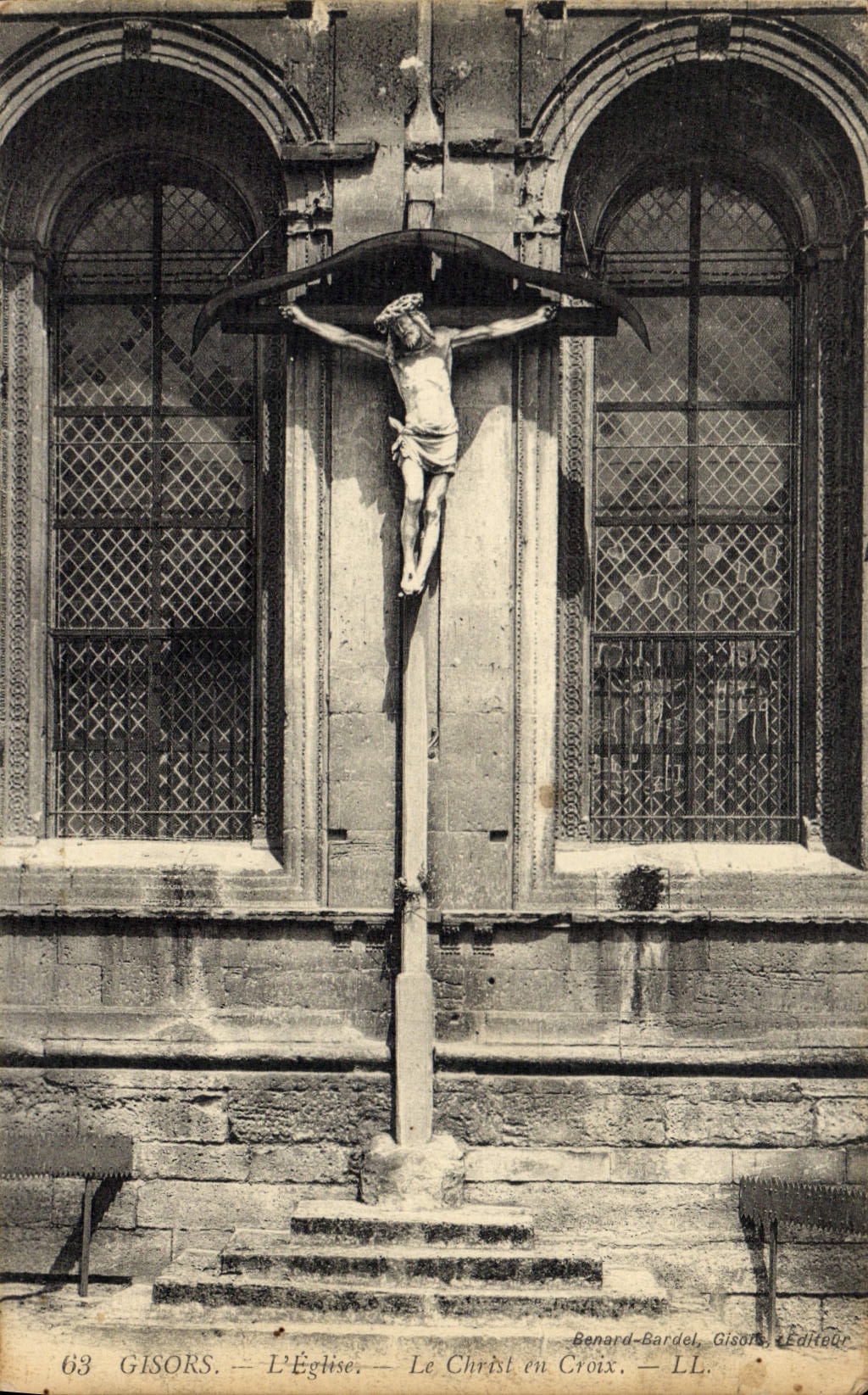 CPA Gisors L'Eglise Le Christ en Croix 