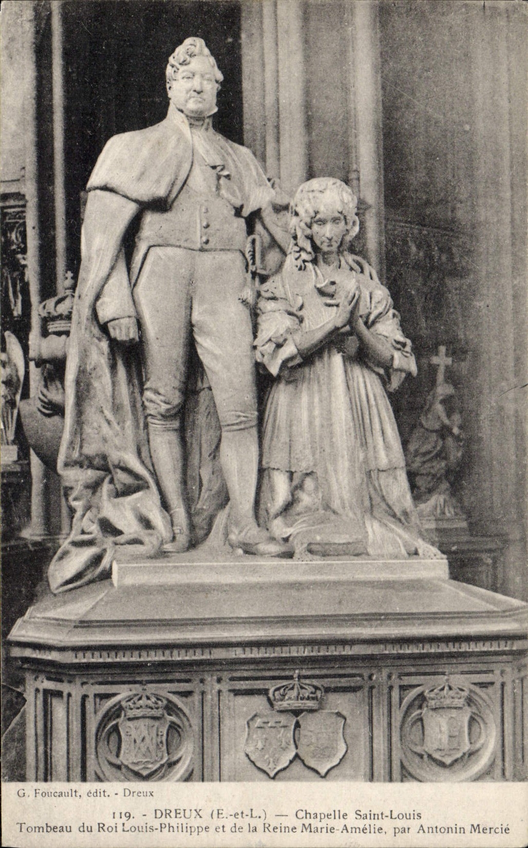 CPA Dreux E et Le Chapelle Saint Louis Tombeau du Roi Louis Philippe et de la Reine Marie Amelie par