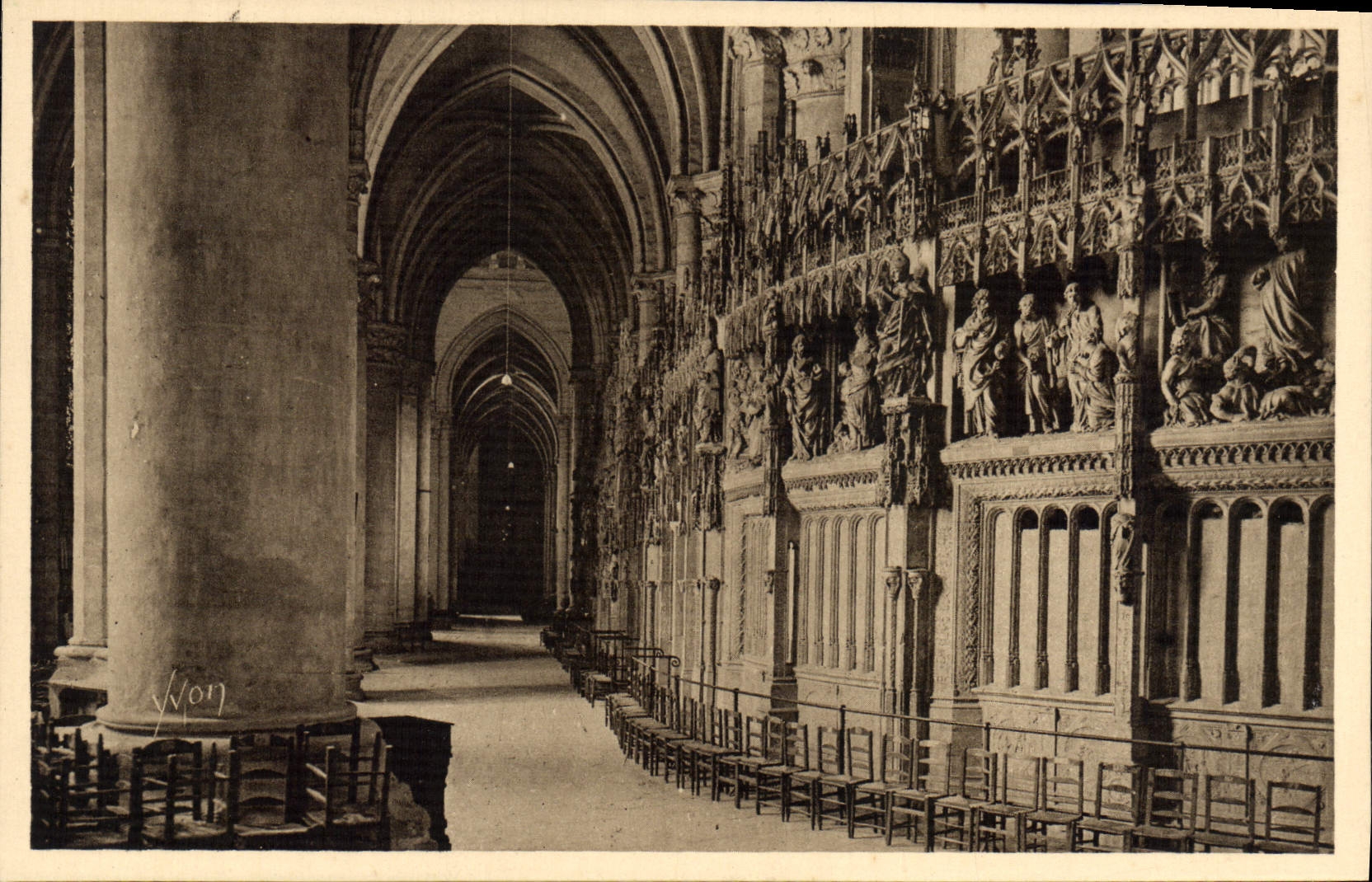 CPA Chartres Eure et Loir Interieur de la Cathedrale Le Deambulatoire 